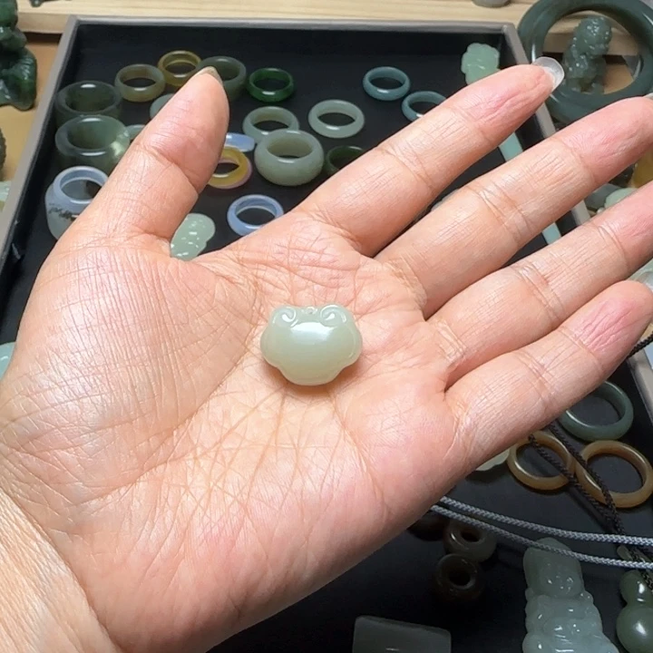 和田玉未镶嵌颈饰小*包