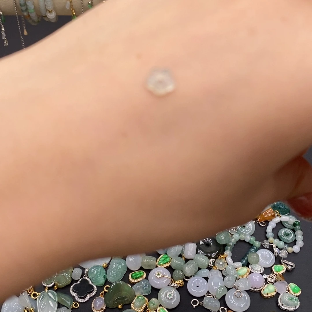 翡翠未镶嵌颈饰你有