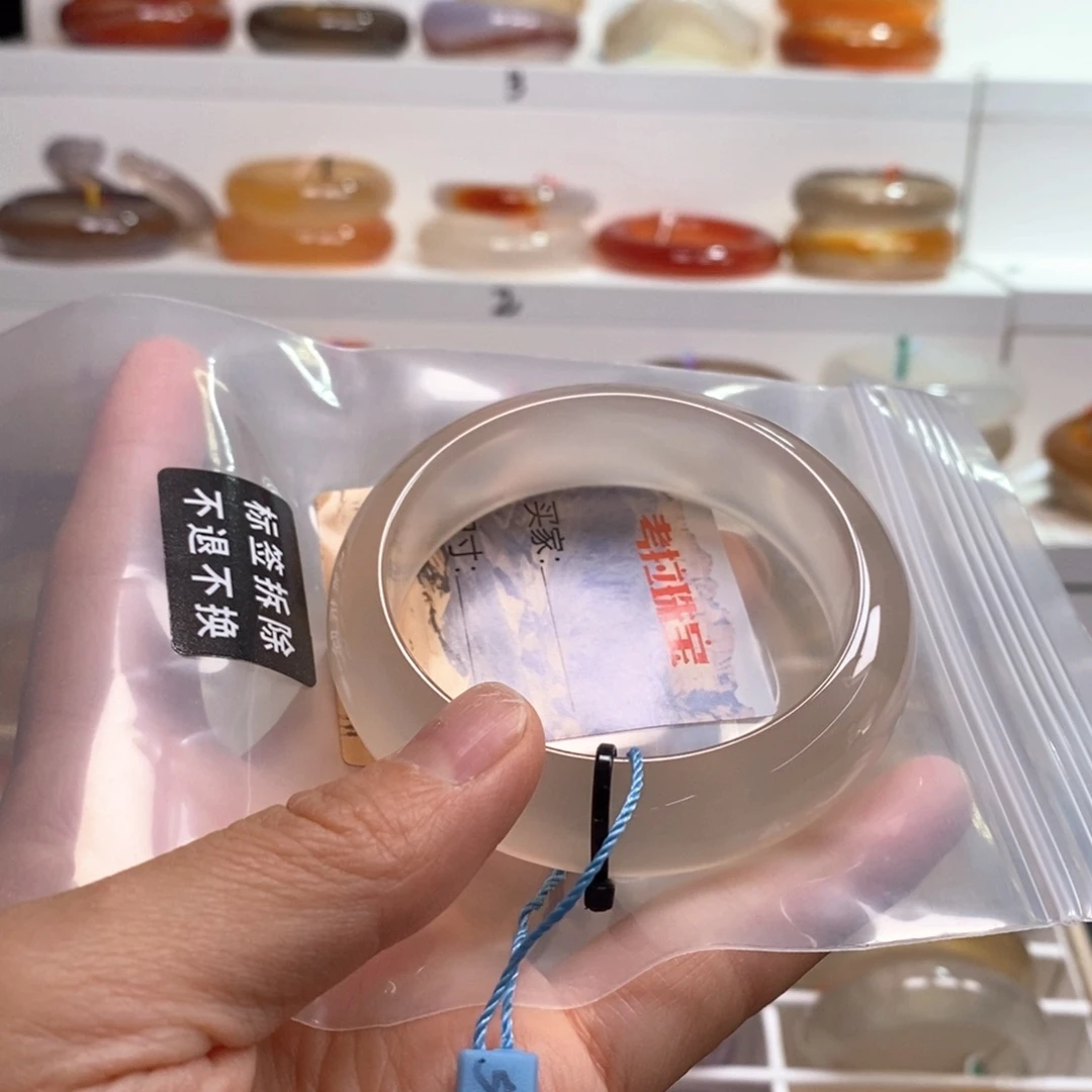 小***许手镯玛瑙/玉髓未镶嵌有纹渐变