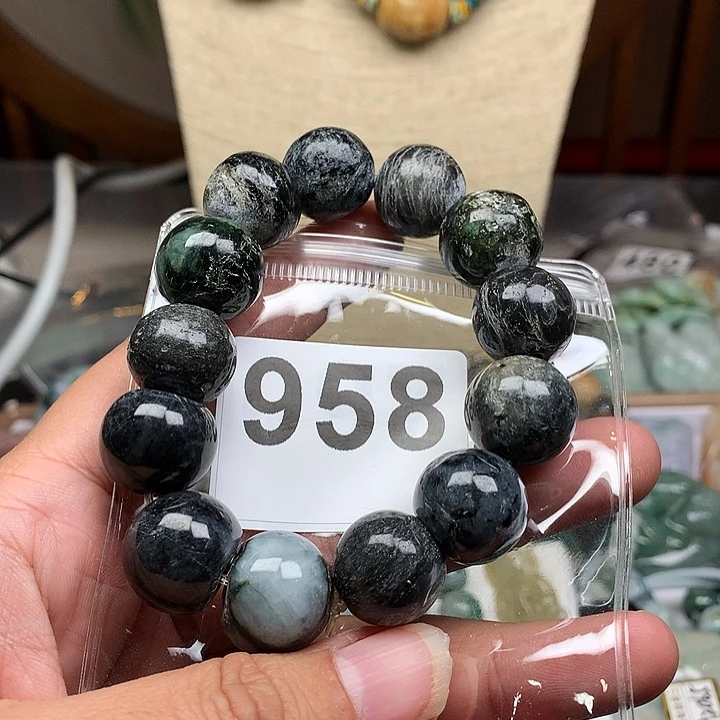 翡翠颈饰未镶嵌L****r翡翠