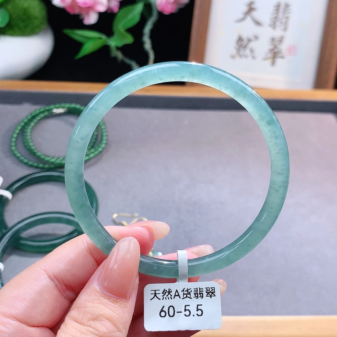 未镶嵌手镯（圆镯）翡翠