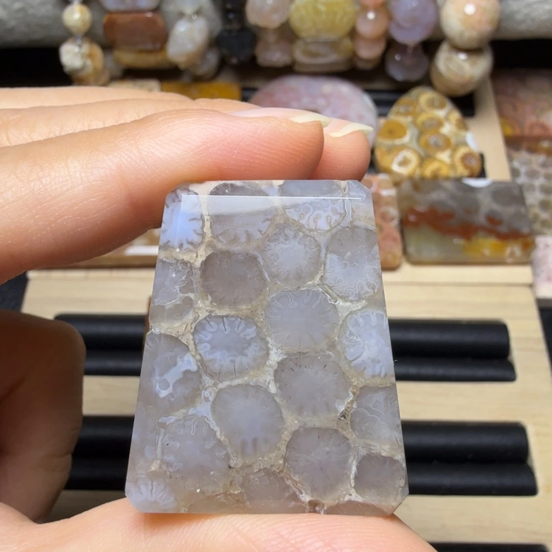 硅化玉未镶嵌蜂窝感玻璃花，有骨骼