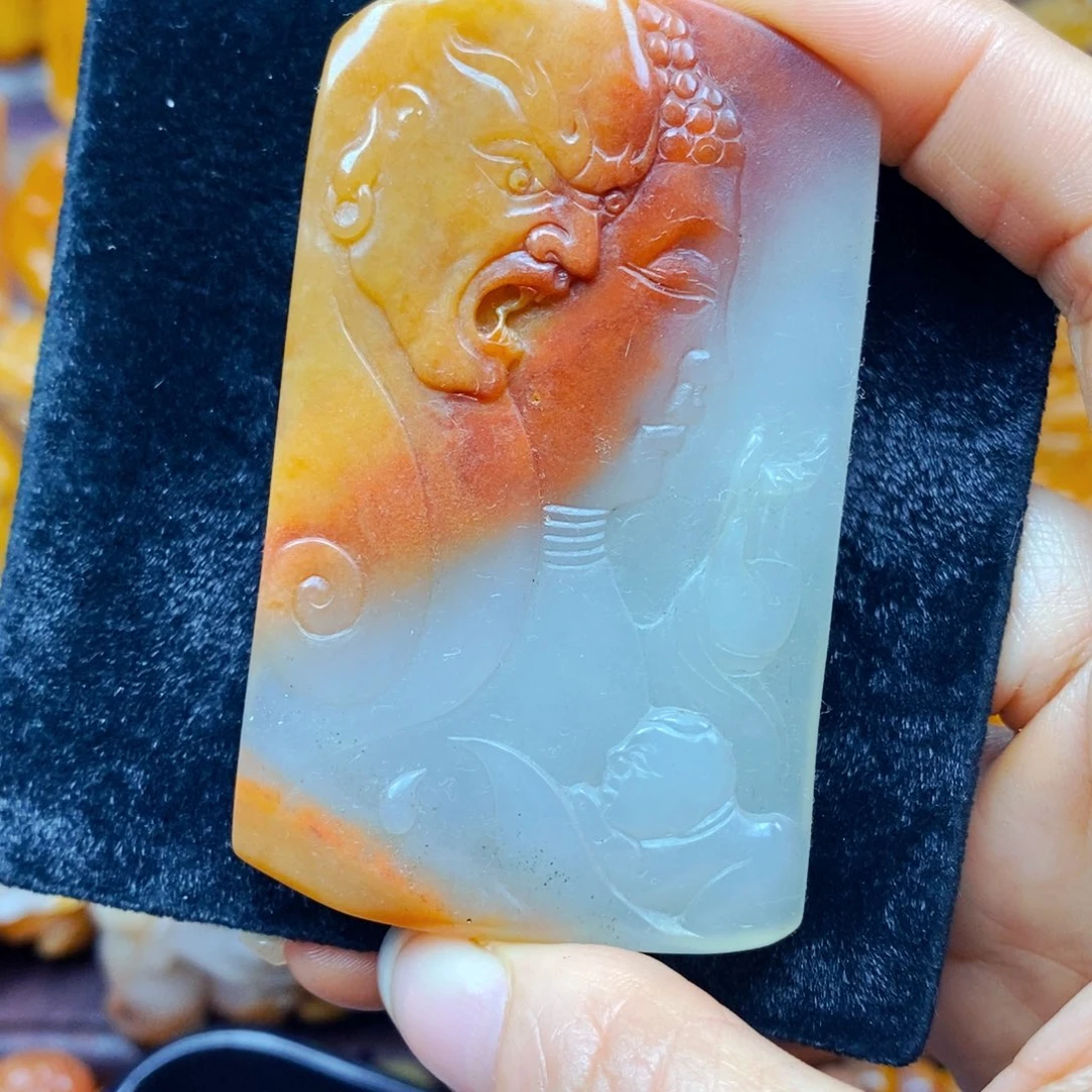 未镶嵌石英质玉（黄龙玉）颈饰