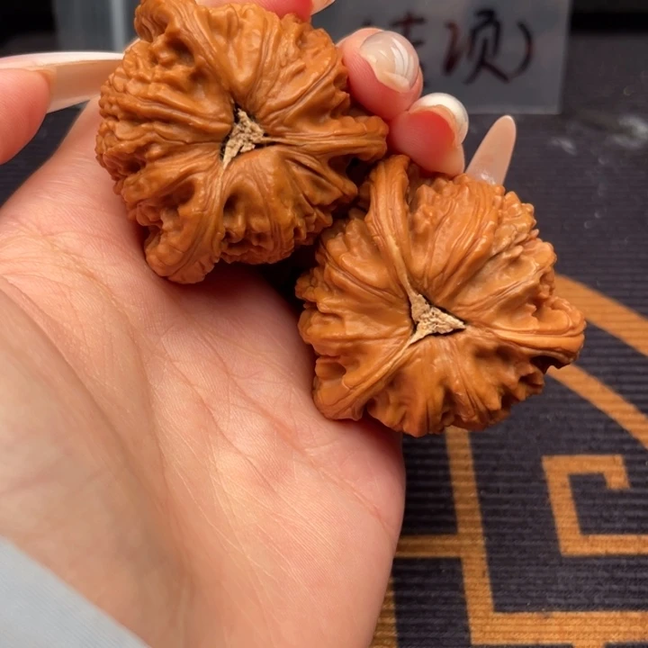 J***哥吊坠文玩核桃白狮子