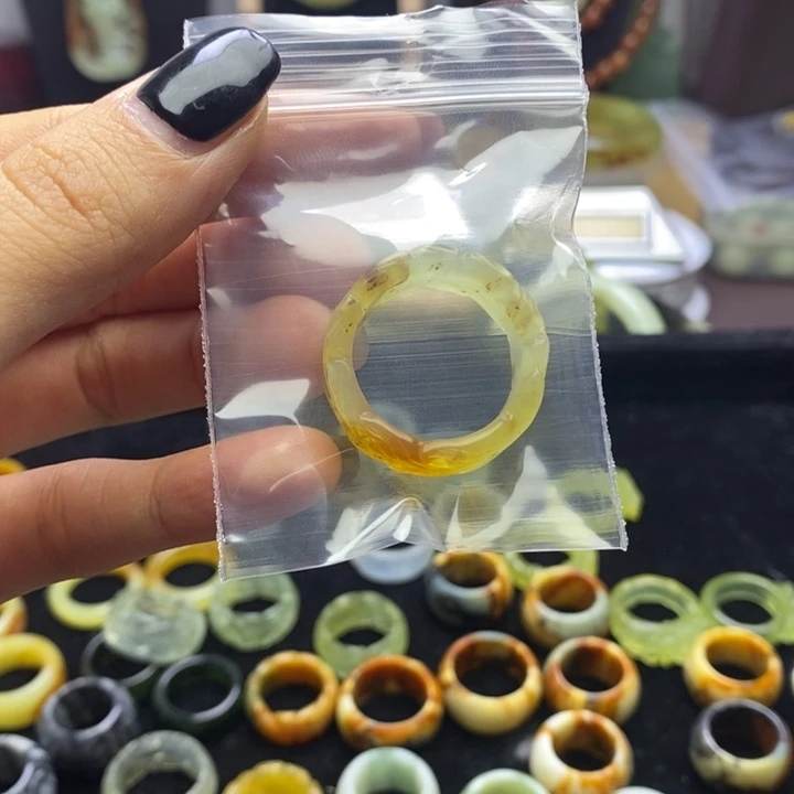 蛇纹石玉手镯未镶嵌陈**'