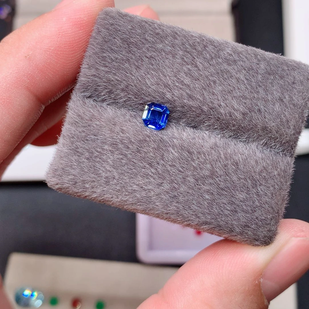 裸石蓝宝石0.68ct 天然矢车菊蓝宝石