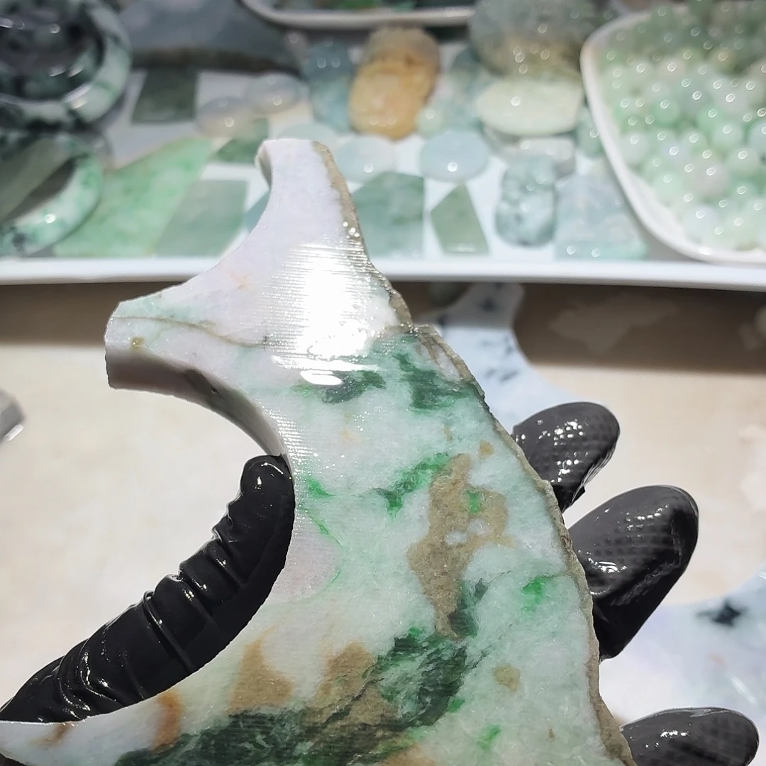 翡翠未镶嵌颈饰边角料