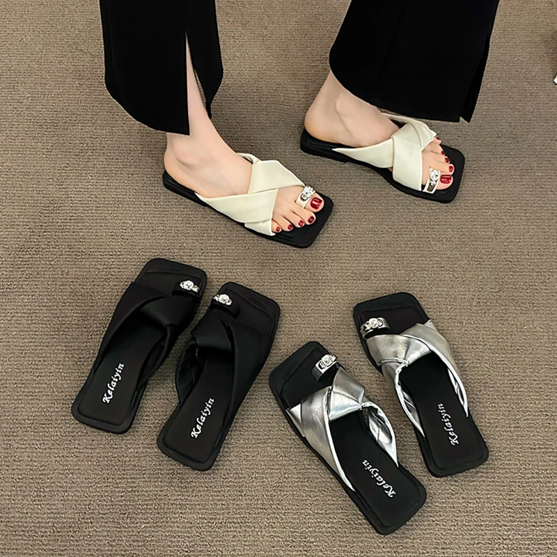 达芺妮适用高级感水钻套趾拖鞋女夏季外穿2025年新款休闲平底一字