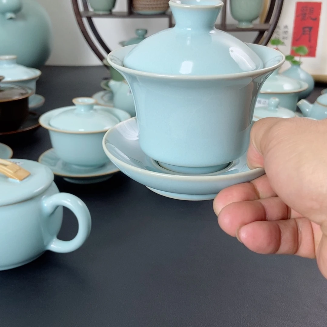 微瑕天青釉马蹄盖碗