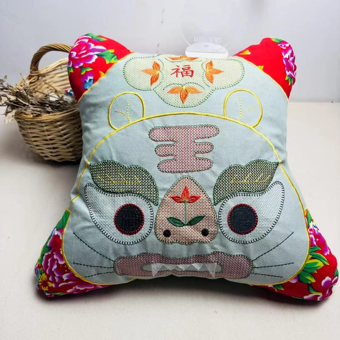 “抱虎升华”布艺抱枕一个