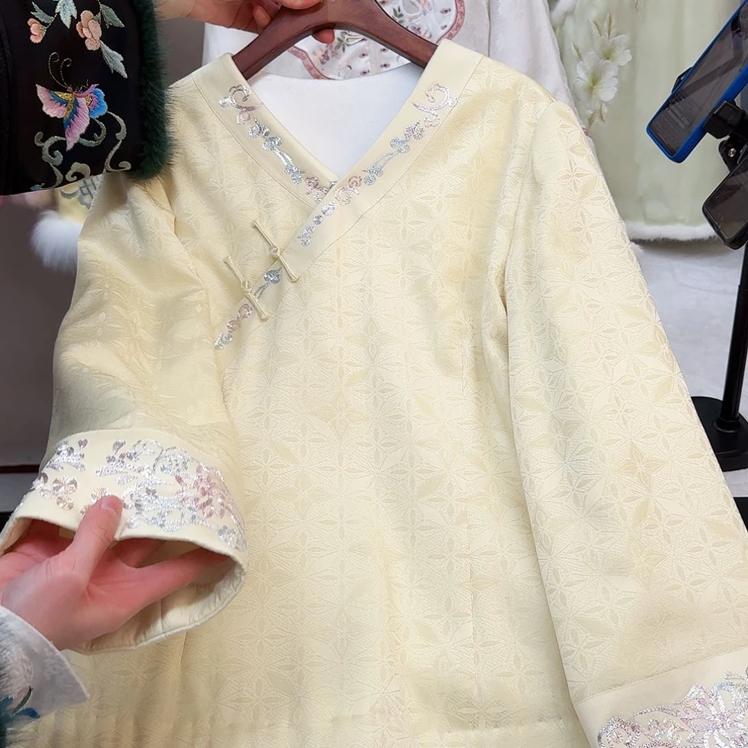 刺绣真丝黄色交领 冬款