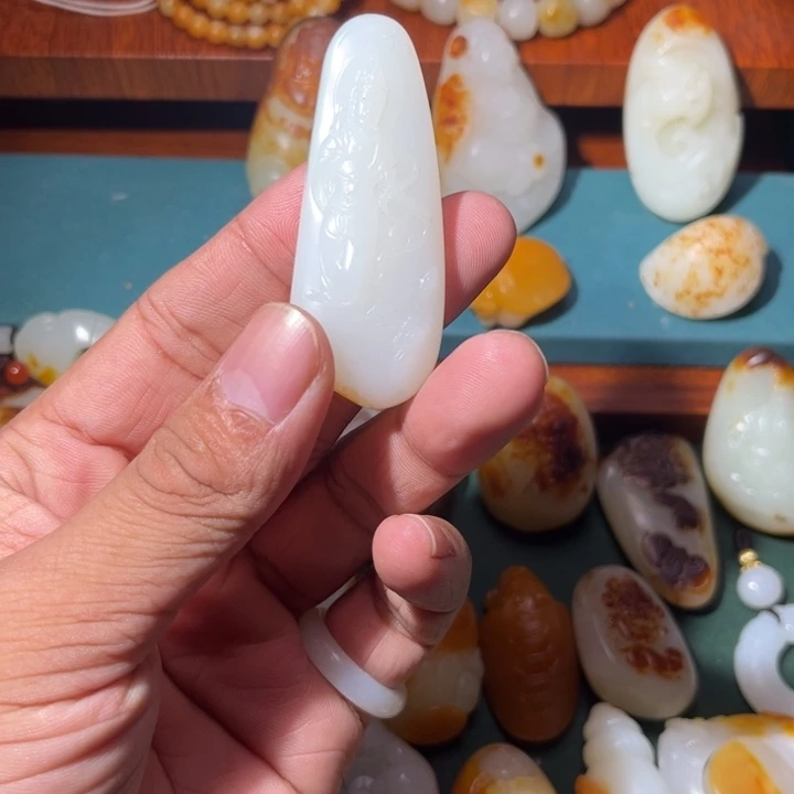 9***车和田玉未镶嵌颈饰