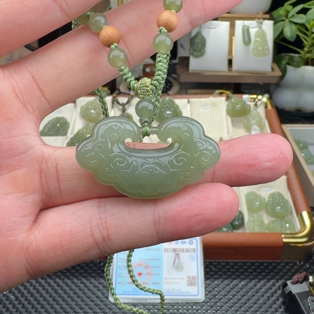 张***.颈饰未镶嵌和田玉