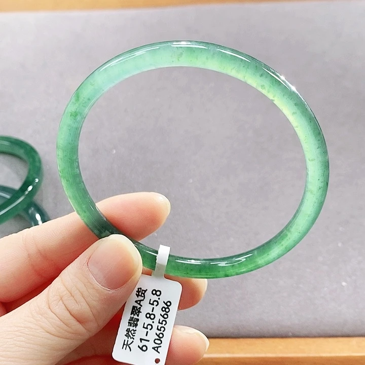 翡翠未镶嵌手镯（圆镯）