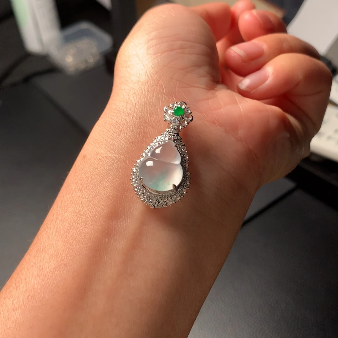 翡翠吊坠(赠链)18K金镶嵌玻璃种葫芦