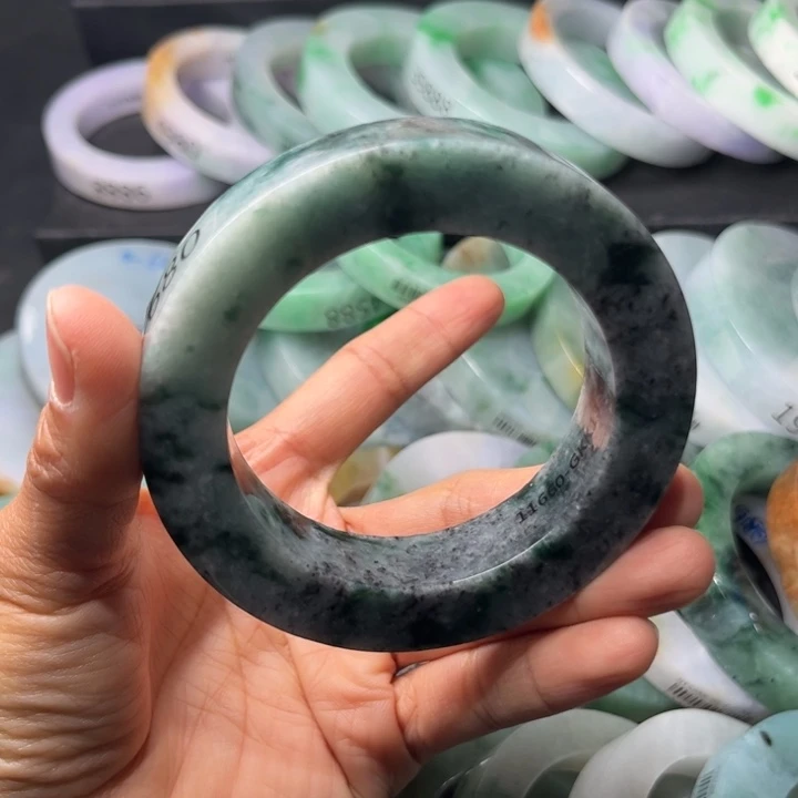 定制翡翠未镶嵌翡翠手镯
