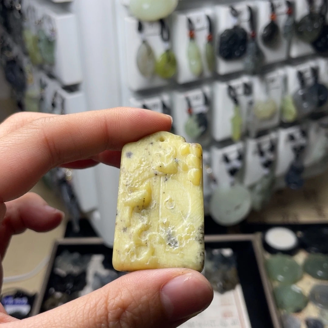 岫玉颈饰未镶嵌藏****情牌