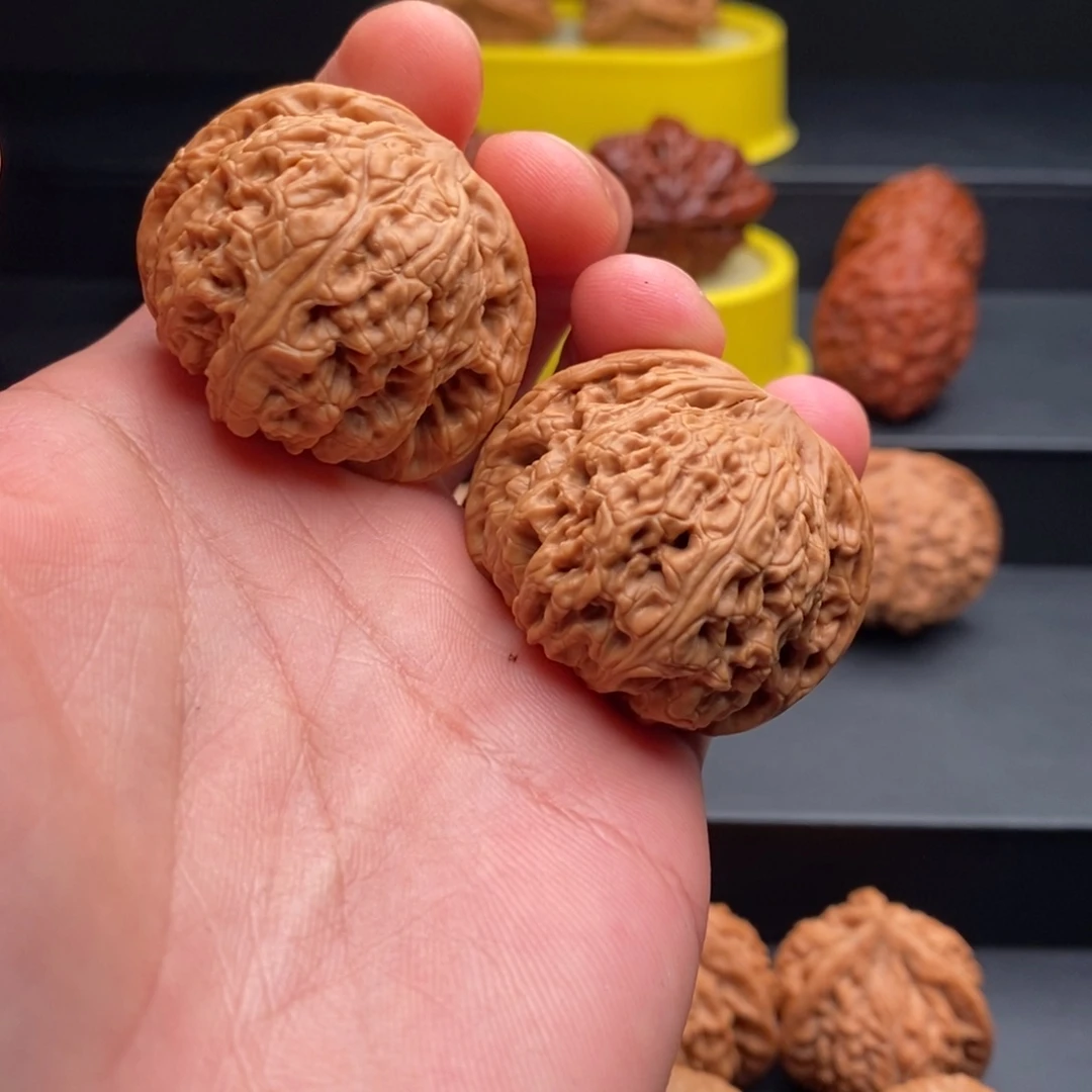 把件文玩核桃红宝石