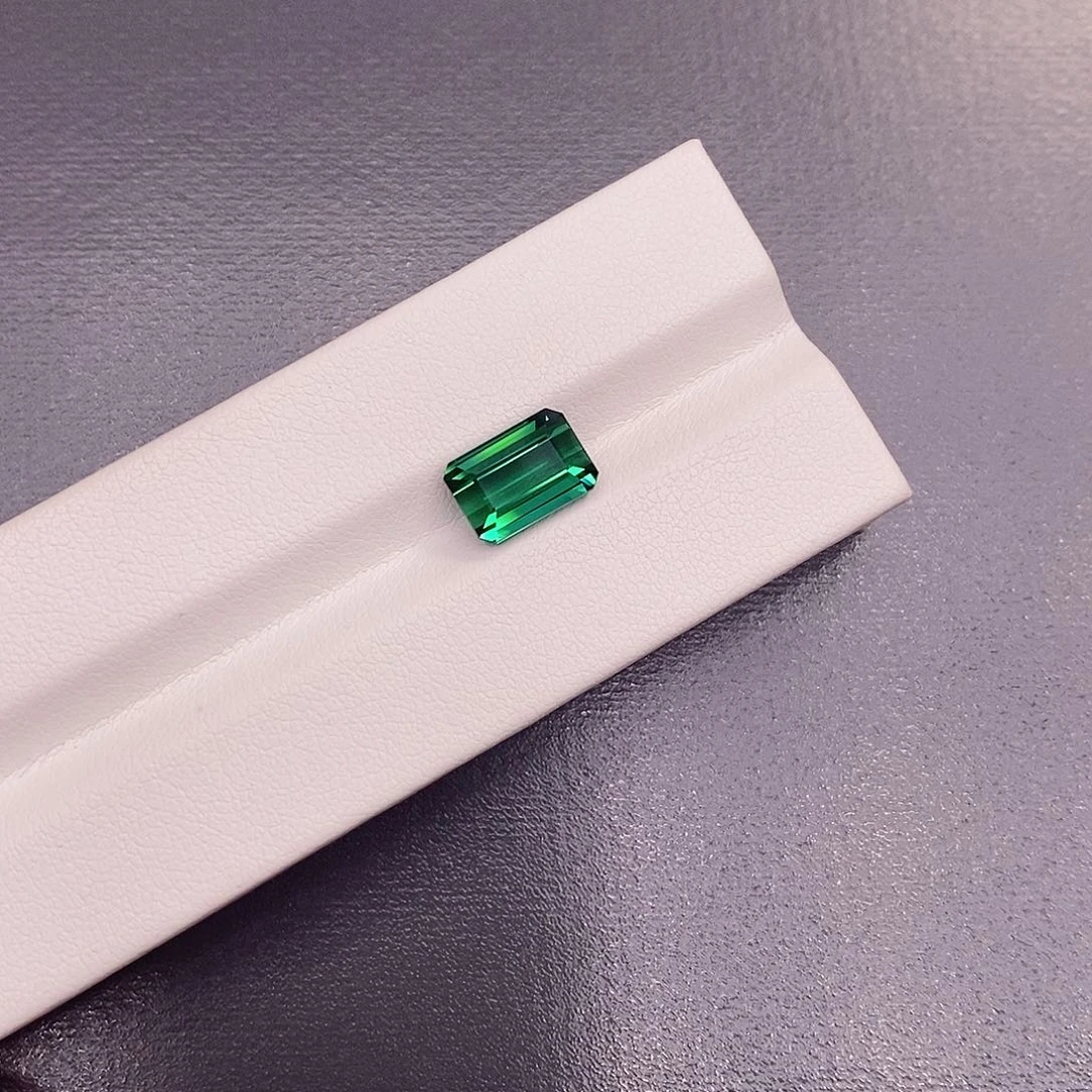 未镶嵌裸石碧玺3.7克拉