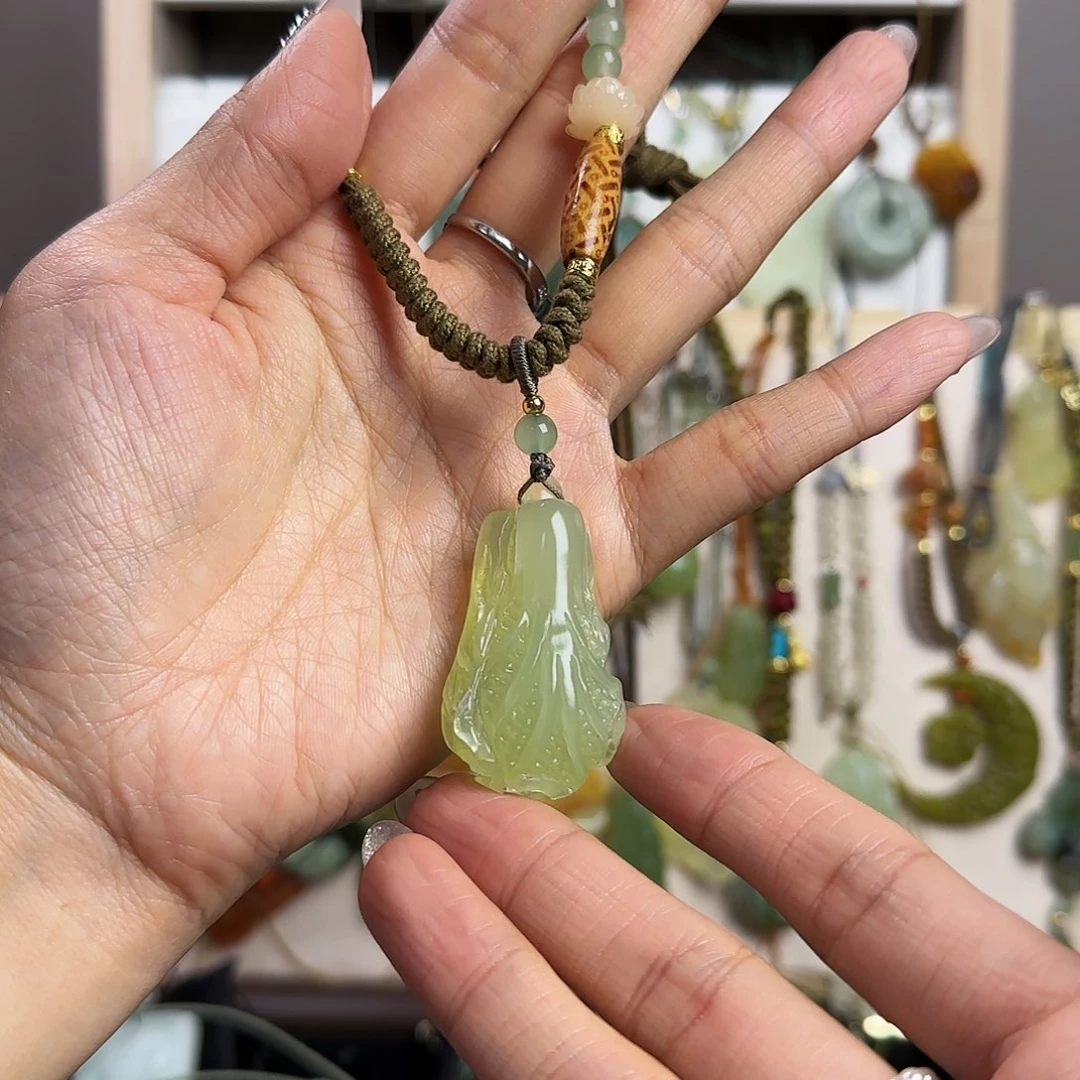 白***莲蛇纹石玉未镶嵌颈饰