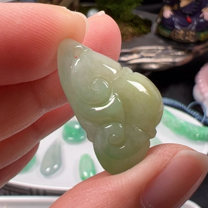 翡翠未镶嵌颈饰如意吊坠