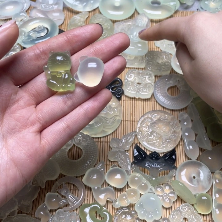 蛇纹石玉颈饰未镶嵌安****金