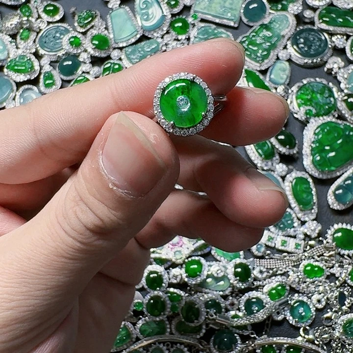 翡翠颈饰未镶嵌天然A货翡翠放漏