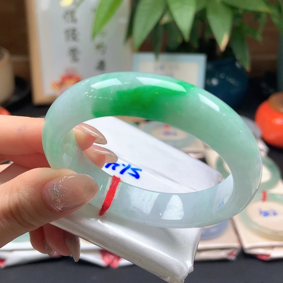 翡翠未镶嵌手镯辣绿白底青73号