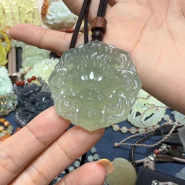 未镶嵌蛇纹石玉吊坠
