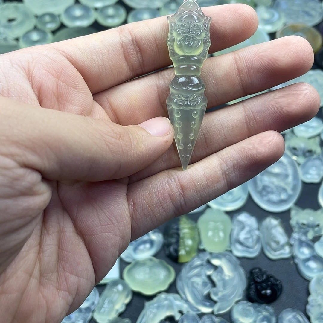 岫玉未镶嵌颈饰降魔杵