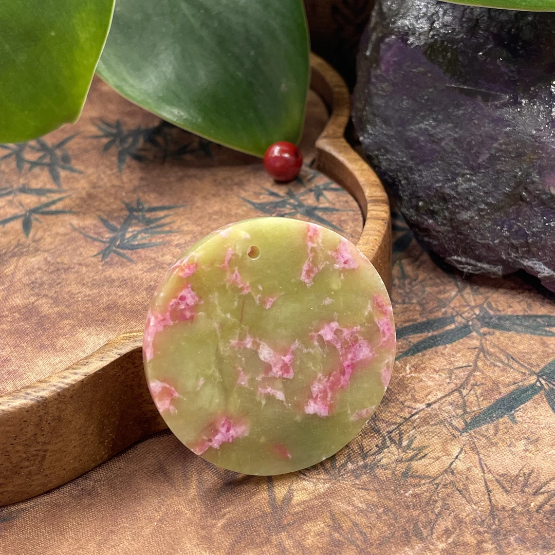 含辰砂工艺品【繁花珠宝甄选】含辰砂工艺品老矿玉化绿舒吊坠KC168