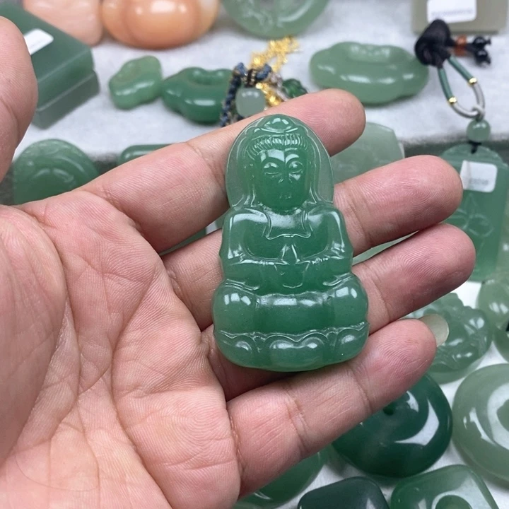 东陵石未镶嵌颈饰杨*