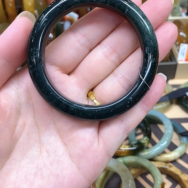 未镶嵌透闪石-蛇纹石玉手镯