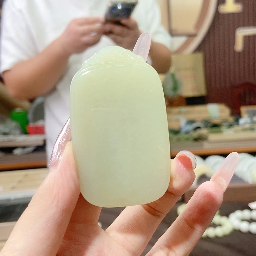 温***暖和田玉未镶嵌颈饰