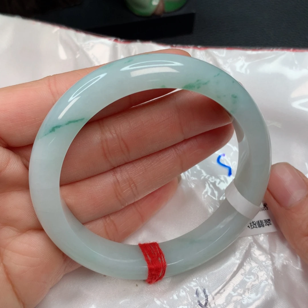 翡翠手镯未镶嵌………..