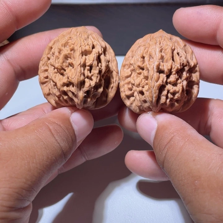 文玩核桃吊坠虎头40