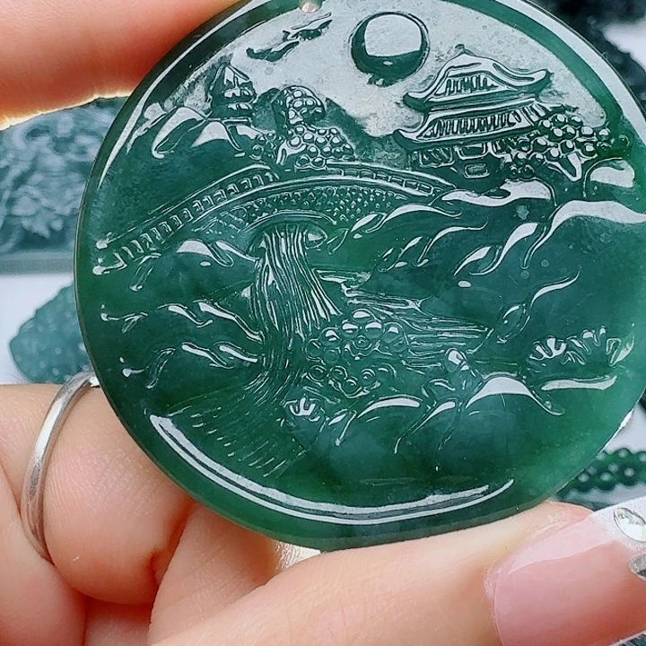 翡翠未镶嵌颈饰多样性发其一