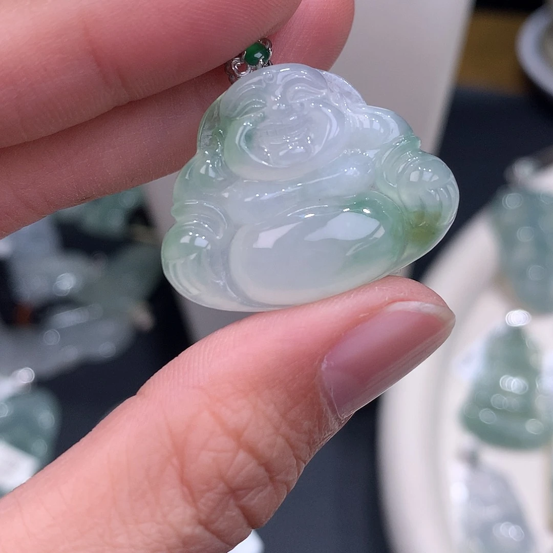 颈饰18K金镶嵌翡翠白底飘花佛公