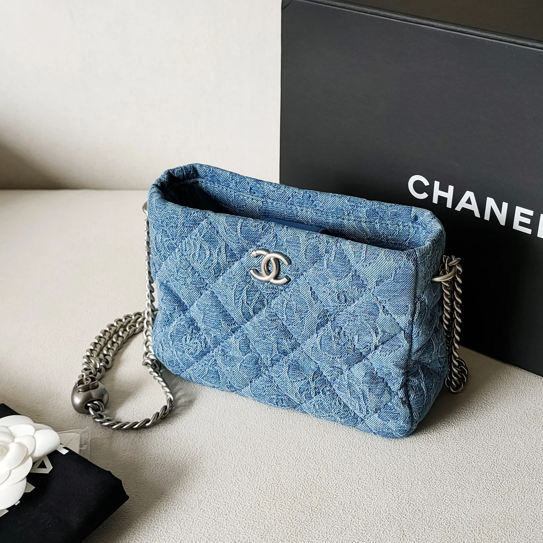 95新 Chanel/香奈儿 23P蓝色山茶花牛仔爱心扣小号斜挎包/49629