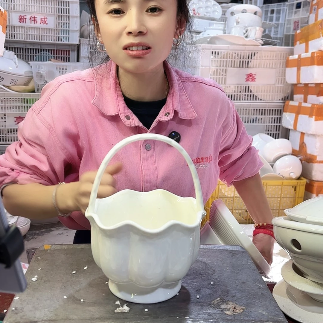 盘微瑕产品………白色蓝子一个