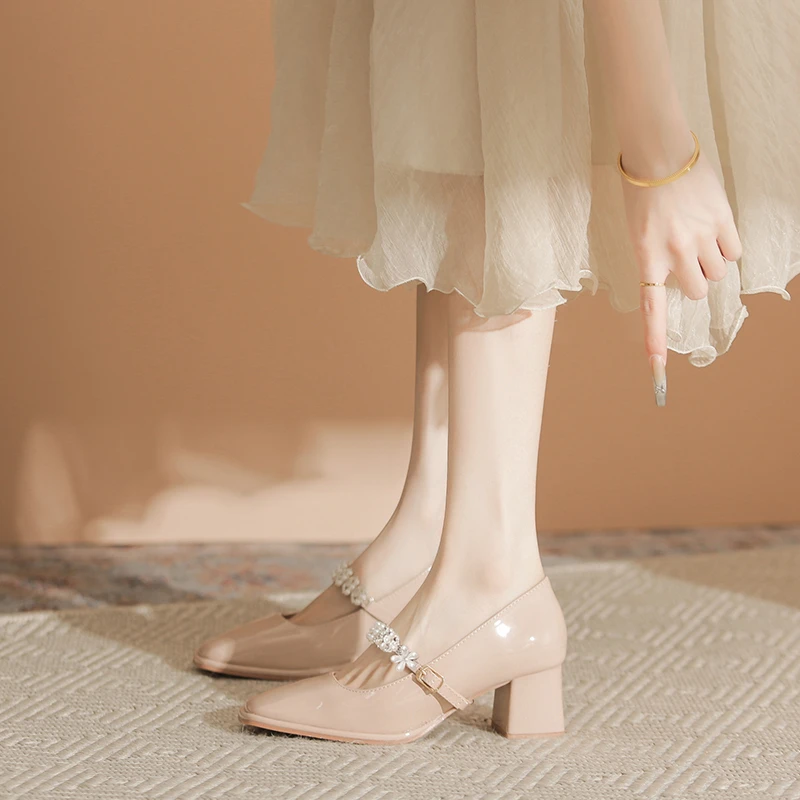 2025年新款小香风气质漆皮百搭防滑法式粗跟方头珍珠搭扣名媛单鞋