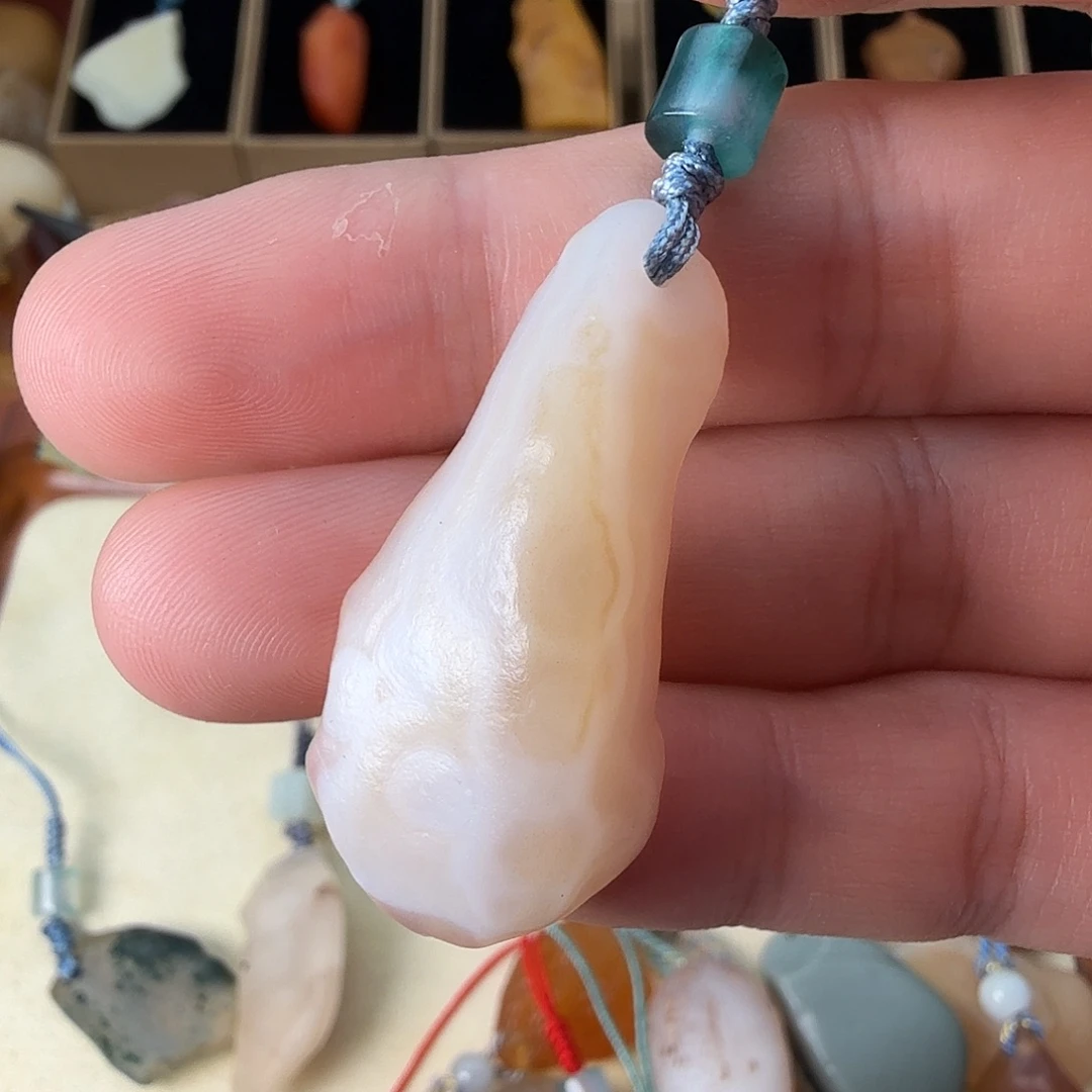 只买单纯的吊坠，没带链子，属的性质。