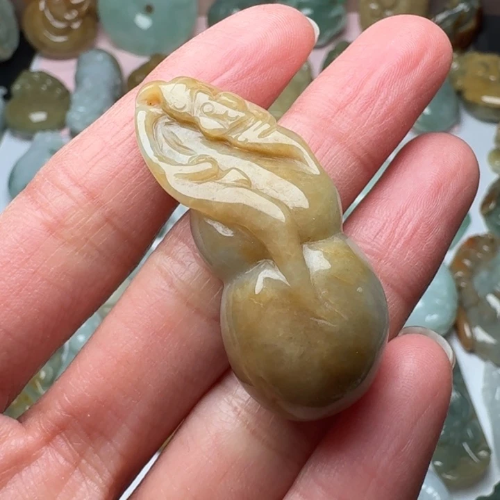 翡翠未镶嵌颈饰葫芦