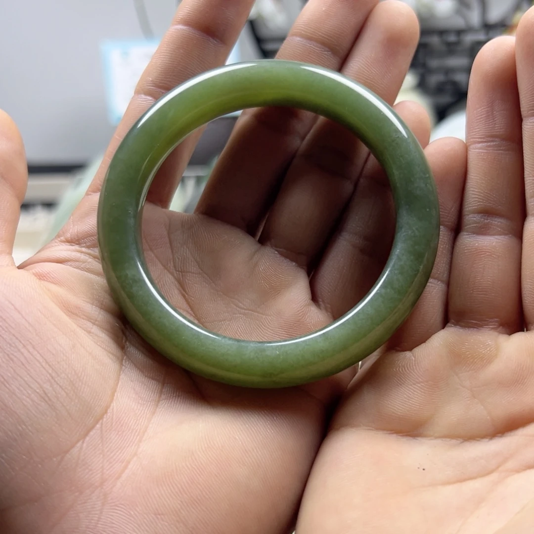 和田玉未镶嵌手镯