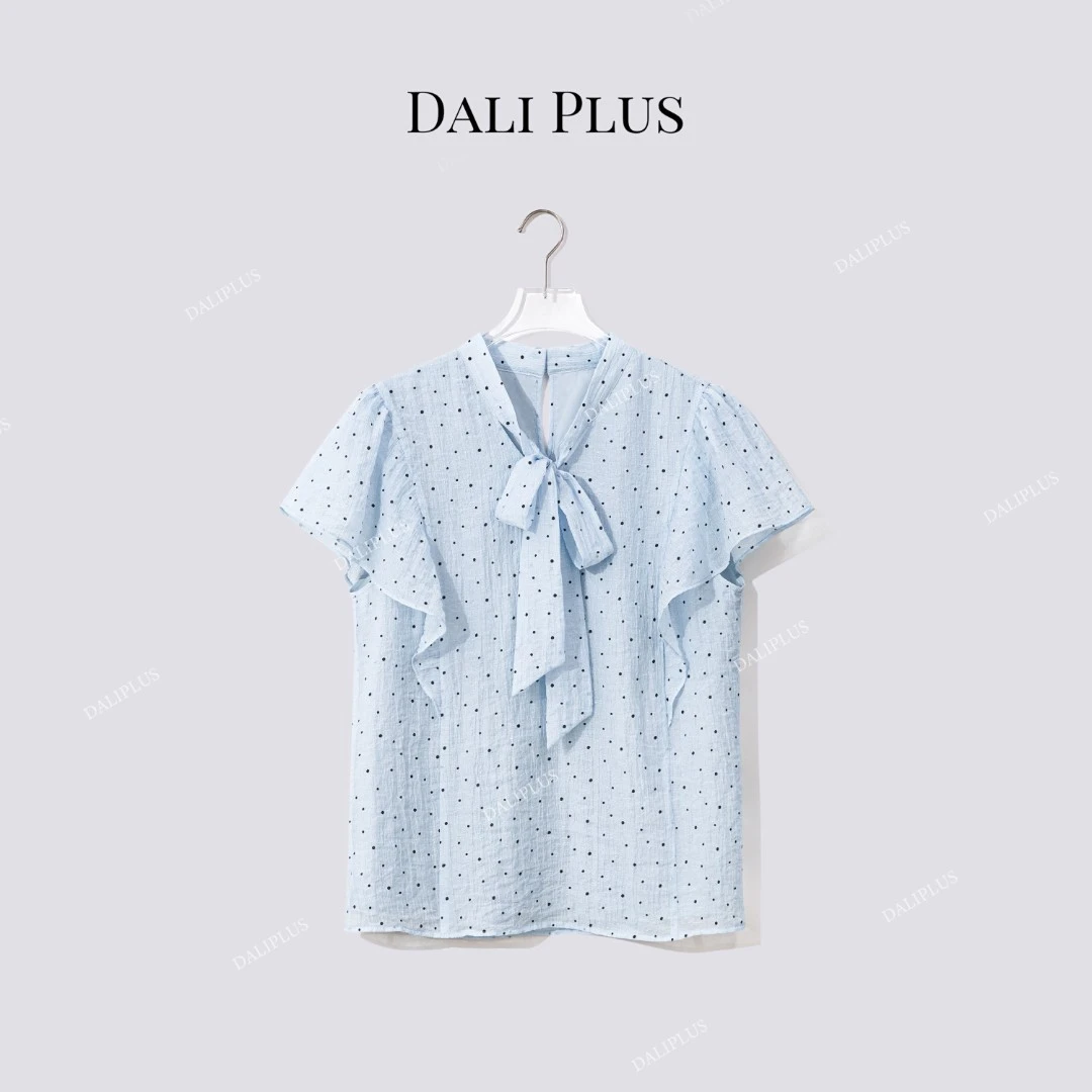 DALI PLUS“海盐蓝波点衬衫”天丝飞袖荷叶边飘带衬衫-D5XH0071