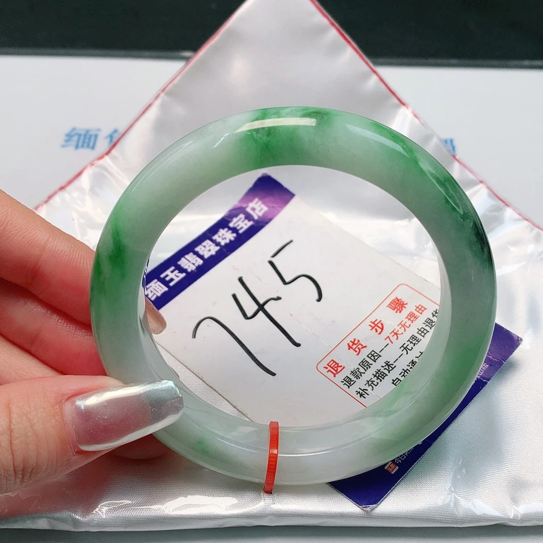 翡翠手镯未镶嵌翡翠手镯