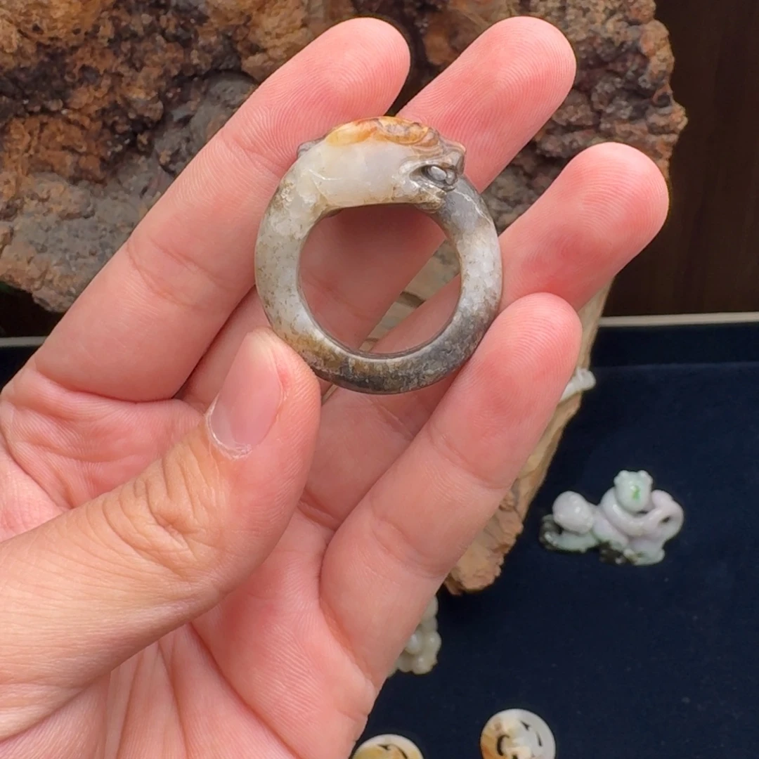 帥***歌和田玉未镶嵌颈饰