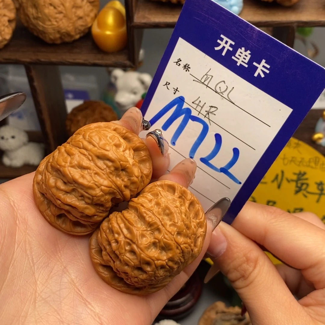 文玩核桃吊坠血麒麟