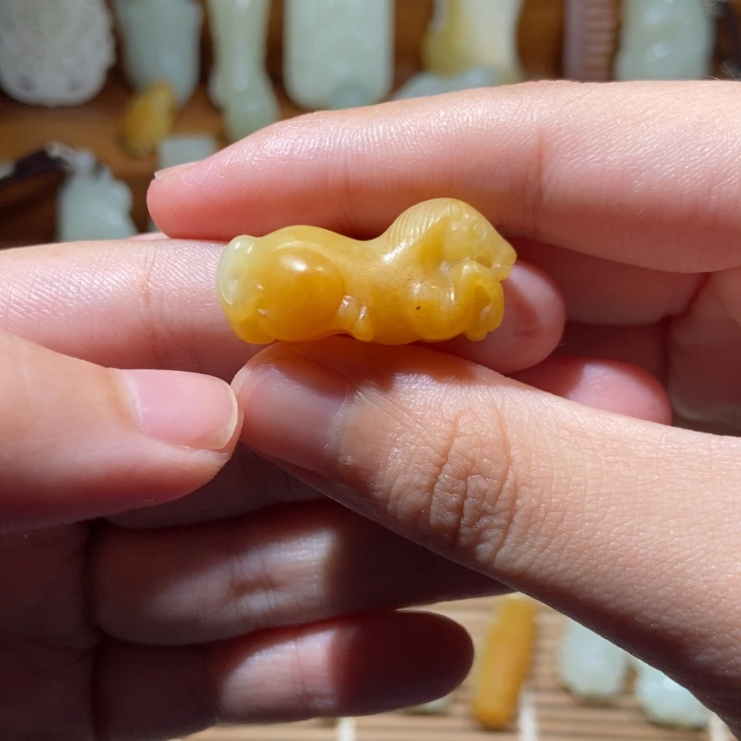 桃***裙和田玉未镶嵌颈饰