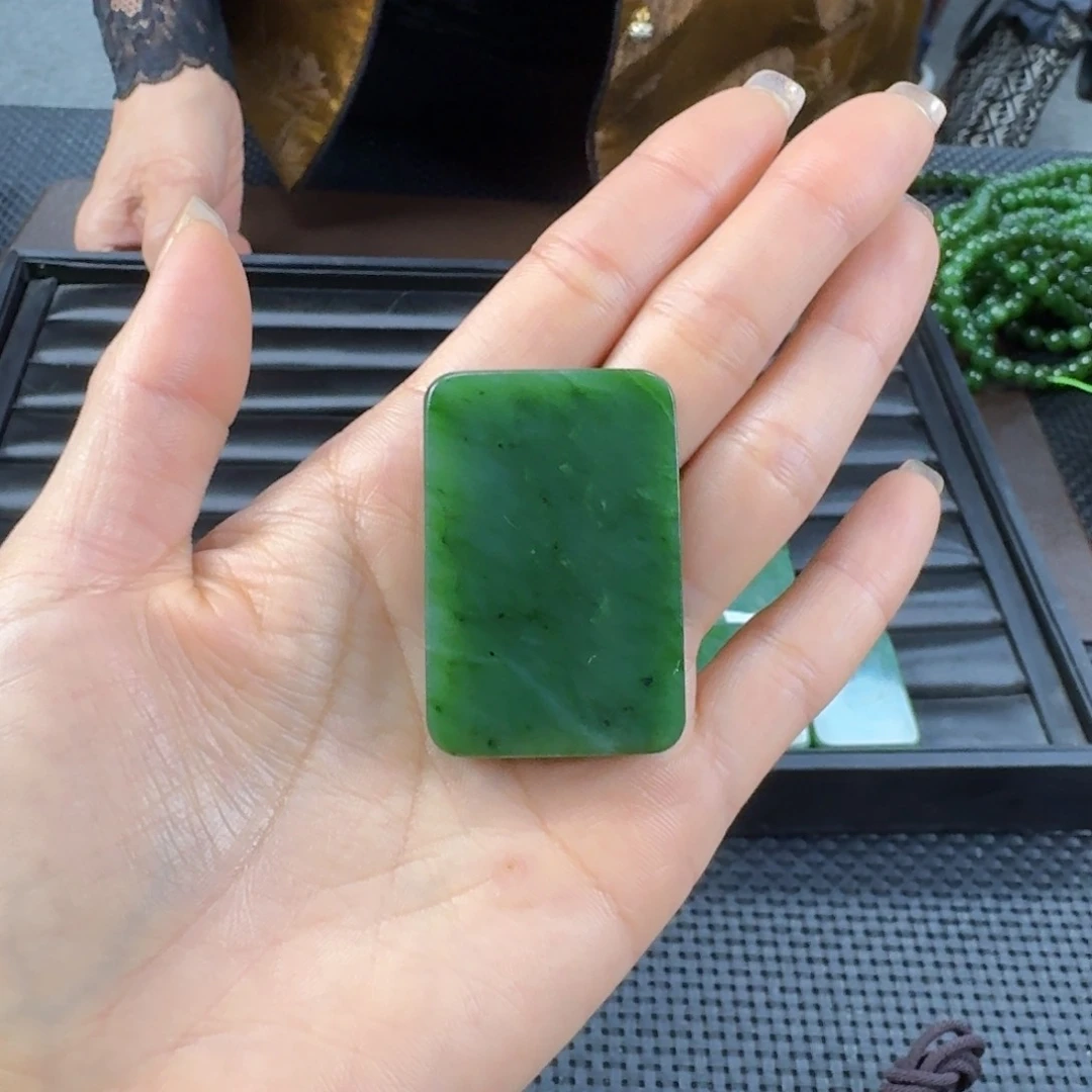 颈饰未镶嵌和田玉（碧玉）